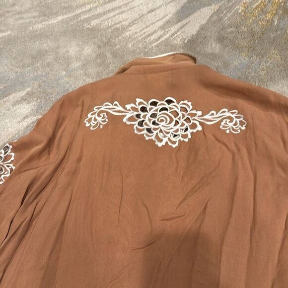 Bob Mackie silk blouse in light brown size 2X in EUC with embroidered flower pat - Picture 6 of 9